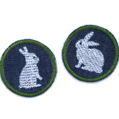 2 Kaninchen Mini-Bügelflicken aus dunkelblauem Jeansstoff mit gesticktem weißem Kaninchen und grüner Umrandung, jeweils Ø 4 cm, Kaninchen-Aufnäher handmade Berlin