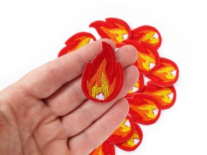 Flammen-Aufnäher auf Hand, roter Baumwoll-Patch 4,5 x 3 cm mit roter und oranger Feuerstickerei, Feuer-Bügelflicken zum Aufbügeln, Piratenbande Berlin