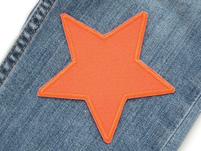 Oranger Canvas-Stern auf Jeanshose aufgebügelt, Baumwollcanvas 10 x 10 cm, Stern-Bügelflicken Hosenflicken Kinderhosen reparieren Piratenbande Berlin