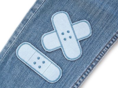 Eisblauе Jeansflicken Pflaster auf Jeans oder Kinderhose aufgebügelt, eisblaues Jeansstoff Kreuzpflaster 8,5 x 8,5 cm und Einzelpflaster 8,5 x 3 cm, Hosenpflaster handmade Berlin Piratenbande