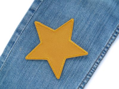 Senfgelber Canvas-Stern auf Jeanshose aufgebügelt, Baumwollcanvas 10 x 10 cm, Stern-Hosenflicken Kinderhosen reparieren Piratenbande Berlin