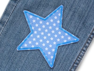 Hellblauer Stern-Bügelflicken auf Kinderhose aufgebügelt, Baumwollstoff 10 x 10 cm mit kleinen Sternchen Allover, Hosenflicken Kinderhosen reparieren Piratenbande Berlin