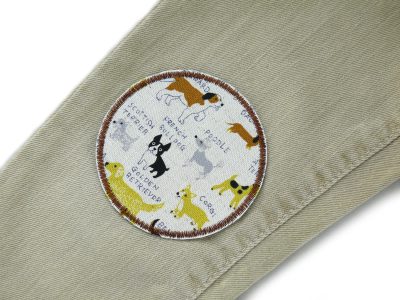 Hunde-Bügelflicken auf Kinderhose aufgebügelt, cremefarbener Baumwollcanvas Ø 8 cm mit verschiedenen Hunderassen, Hosenflicken Kinderhosen reparieren Piratenbande Berlin