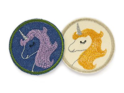Einhorn Jeansflicken in 2 Farbvarianten: heller Jeansstoff mit goldgelber Einhorn-Mähne und dunkelblauer Jeansstoff mit fliederfarbener Mähne, Ø 5,5 cm, Bügelflicken handmade Berlin