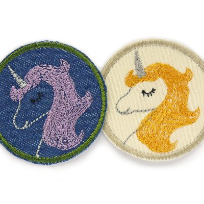 Einhorn Jeansflicken in 2 Farbvarianten: heller Jeansstoff mit goldgelber Einhorn-Mähne und dunkelblauer Jeansstoff mit fliederfarbener Mähne, Ø 5,5 cm, Bügelflicken handmade Berlin