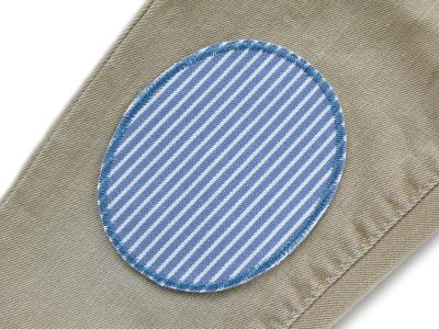 hellblau gestreifter Knieflicken auf eine helle Jeanshose aufgebügelt, Oshkosh-Jeansstoff 8 x 10 cm oder 10 x 12 cm, Bügelflicken Hosenflicken für Kinderhosen und Erwachsene handmade Berlin