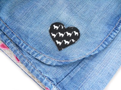 Herzförmige Katzen-Bügelflicken auf Jeansrock aufgebügelt, schwarzer Baumwollstoff 5,5 x 5 cm mit weißen Katzen, Herz-Aufnäher Bügelflicken handmade Berlin