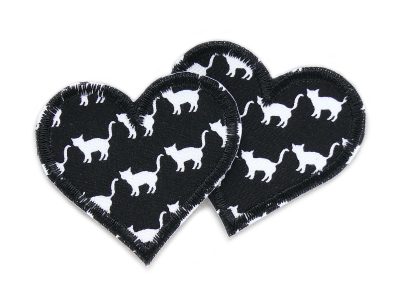 2 herzförmige Katzen-Bügelflicken aus schwarzem Baumwollstoff mit weißen Katzen Allover-Muster, jeweils 5,5 x 5 cm, Herz-Aufnäher zum Aufbügeln handmade Berlin
