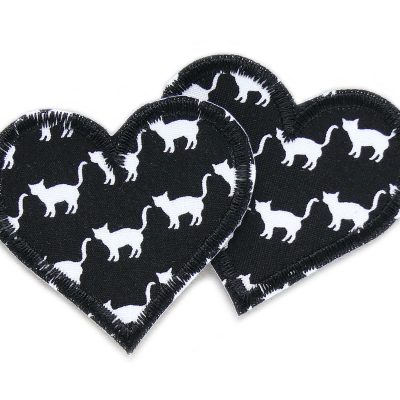 2 herzförmige Katzen-Bügelflicken aus schwarzem Baumwollstoff mit weißen Katzen Allover-Muster, jeweils 5,5 x 5 cm, Herz-Aufnäher zum Aufbügeln handmade Berlin