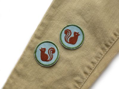Braunes Eichhörnchen Mini-Patch auf Jeans aufgebügelt, hellblauer Jeansstoff Ø 4 cm, Eichhörnchen-Bügelflicken für enge Stellen handmade Berlin Piratenbande