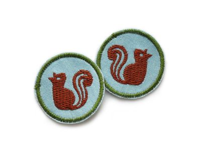 2 Eichhörnchen Mini-Jeansflicken aus hellblauem Jeansstoff mit gesticktem braunem Eichhörnchen, jeweils Ø 4 cm, Mini-Aufnäher 2er Set zum Aufbügeln handmade Berlin