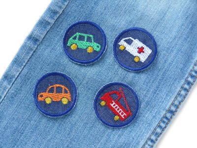 Jeansflicken Auto Mini 4er Set Ø 4 cm auf Kinderhose oder Jacke aufgebügelt, dunkelblauer Jeansstoff mit Feuerwehr Krankenwagen Oldtimer gestickt, Bügelflicken handmade Berlin Piratenbande