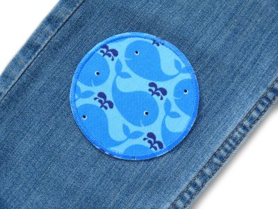 Wal-Bügelflicken auf Kinderhose aufgebügelt, hellblauer Baumwollstoff Ø 8 cm mit blauem Wal-Allover, Hosenflicken Kinderhosen reparieren Piratenbande Berlin