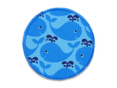 Wal-Hosenflicken aus hellblauem Baumwollstoff mit kleinen blauen Walen Allover-Muster, Ø 8 cm, runder Bügelflicken für Kinderhosen handmade Berlin