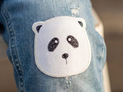 Pandabär-Bügelflicken auf Kinderhose aufgebügelt, weißer Jeansstoff 8 x 8 cm mit einzelnem gestickten Panda, Hosenflicken Kinder Bügelflicken handmade Berlin