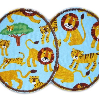 2 Löwe-und-Tiger-Knieflicken aus hellblauem Baumwollstoff mit buntem Safari-Allover-Muster, jeweils 8 x 10 cm, ovale Bügelflicken für Kinderhosen Unikat handmade Berlin