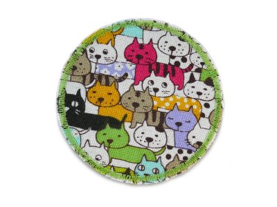 Bunte Katzen-Hosenflicken aus Baumwollcanvas mit vielen kleinen verschiedenfarbigen Katzen Allover-Muster, Ø 7 cm, runder Bügelflicken für Kinderhosen handmade Berlin