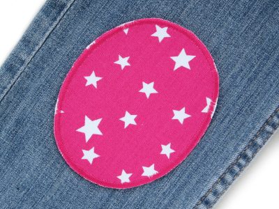 Sternchen-Knieflicken pink auf Kinderhose aufgebügelt, pinkfarbener Baumwollcanvas 8 x 10 cm mit weißen Sternen, Hosenflicken Kinderhosen reparieren Piratenbande Berlin