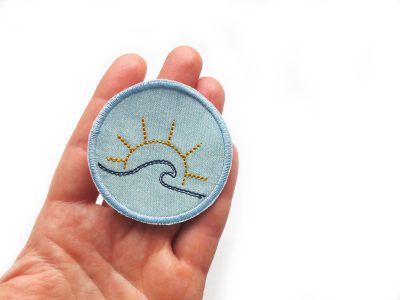 Sonnenuntergang-Patch auf Hand, Jeans-Aufnäher Ø 6 cm hellblau mit Sonne und Wellen gestickt, Meer-Bügelflicken zum Aufbügeln, Piratenbande Berlin