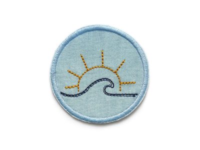 Sonnenuntergang Bügelpatch aus hellblauem Jeansstoff mit gestickter gelber Sonne über dunkelblauem Wellenmotiv, Ø 6 cm, Meer-Aufnäher zum Aufbügeln handmade Berlin