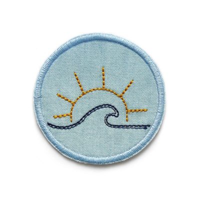 Sonnenuntergang Bügelpatch aus hellblauem Jeansstoff mit gestickter gelber Sonne über dunkelblauem Wellenmotiv, Ø 6 cm, Meer-Aufnäher zum Aufbügeln handmade Berlin