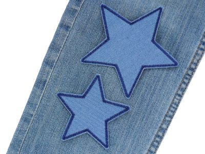 Zwei mittelblaue Stern-Jeansflicken auf Jeanshose aufgebügelt, in zwei Größen Jeansstoff 7,5 x 7,5 cm oder 10 x 10 cm mit dunkelblauer Umrandung, Hosenflicken Kinderhosen reparieren Piratenbande Berlin