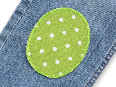 Hellgrüne Pünktchen-Knieflicken auf Kinderhose aufgebügelt, Baumwollcanvas 8 x 10 cm mit naturfarbenen Punkten, Hosenflicken Kinderhosen reparieren Piratenbande Berlin