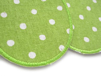 Nahaufnahme 2 Pünktchen-Knieflicken aus hellgrünem Baumwollcanvas mit naturfarbenen Punkten, in 2 Größen: 8 x 10 cm oder 10 x 12 cm, ovale Bügelflicken für Kinderhosen und Erwachsene handmade Berlin