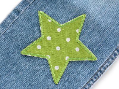 Hellgrüner Pünktchen-Stern auf Kinderhose aufgebügelt, Baumwollcanvas 10 x 10 cm mit hellen Punkten Allover, Bügelflicken Hosenflicken Kinderhosen reparieren Piratenbande Berlin