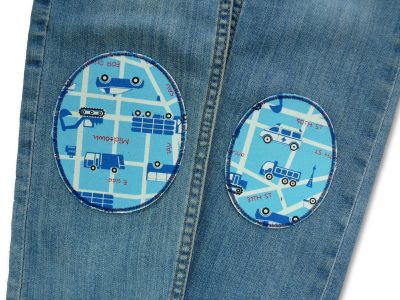 Hellblaue Knieflicken mit Autos in 2 Größen auf einer Kinderhose aufgebügelt, Baumwollcanvas 8 x 10 cm und 10 x 12 cm, Bügelflicken für Kinderhosen handmade Berlin
