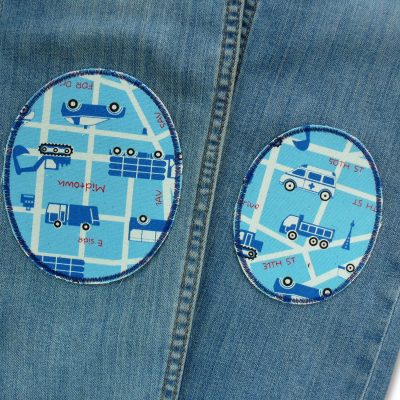 Hellblaue Knieflicken mit Autos in 2 Größen auf einer Kinderhose aufgebügelt, Baumwollcanvas 8 x 10 cm und 10 x 12 cm, Bügelflicken für Kinderhosen handmade Berlin