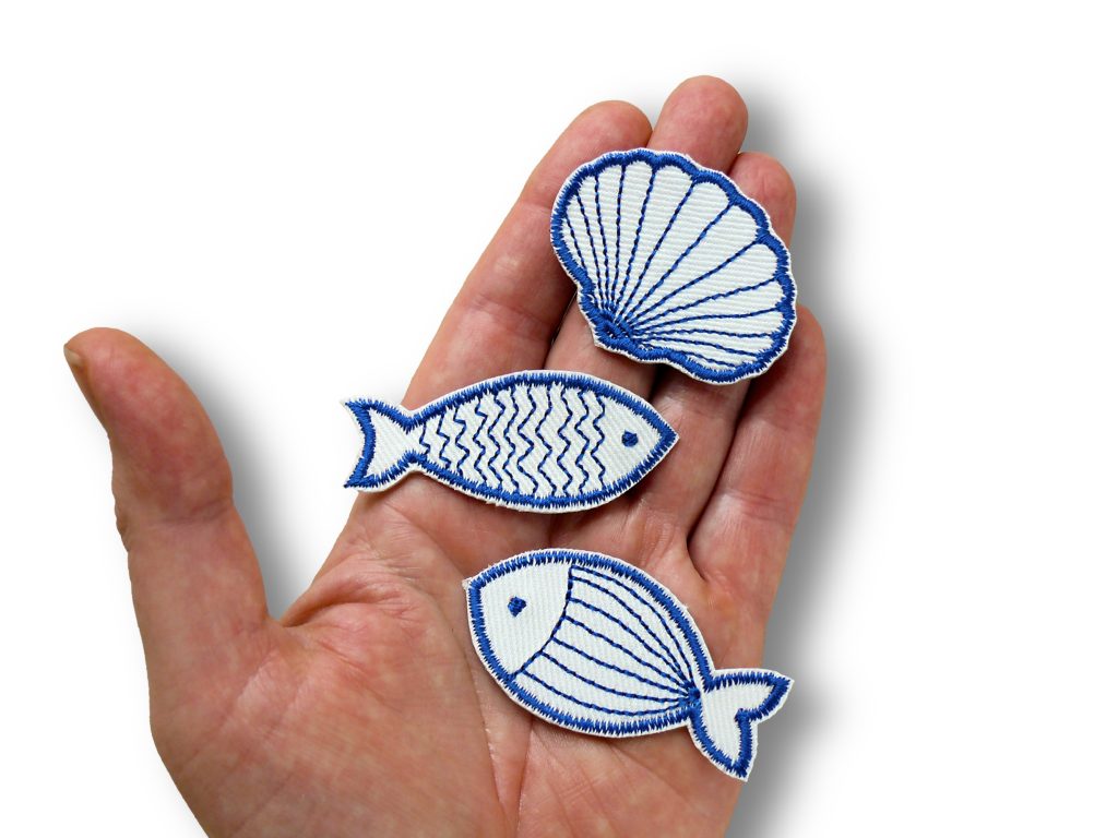 Fisch und Muschel Patches Set 3 Varianten – Fisch Zackenmuster 2,5 x 6 cm, Fisch Linienmuster 3 x 6 cm und Muschel 4 x 5 cm, blau auf weißem Jeans, maritime Bügelflicken handmade Berlin