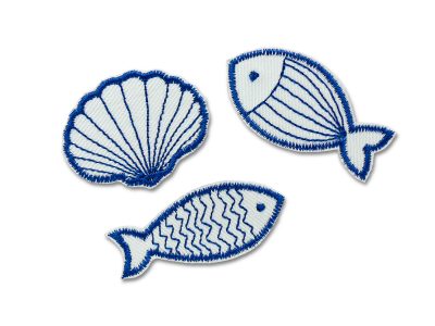 Maritime Bügelpatches Set Muschel und Fische, 3 Varianten blau gestickt auf weißem Jeansstoff, Fisch-Aufnäher und Muschel-Bügelpatch handmade Berlin Piratenbande
