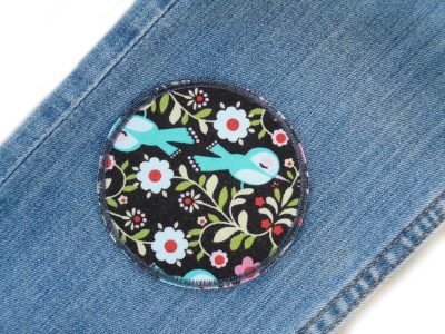 Vögelchen Hosenflicken Ø 8 cm, dunkelgrauer Baumwollstoff mit bunten Vögeln und Blumen auf eine Jeanshose aufgebügelt, Unikat, Bügelflicken handmade Berlin Piratenbande