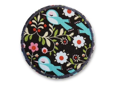 Hosenflicken mit Blumen und Vögeln – runder Vögelchen-Blumen-Bügelflicken Ø 8 cm aus dunkelgrauem Baumwollstoff mit bunten Vögeln und Blumen, Knieflicken handmade Berlin