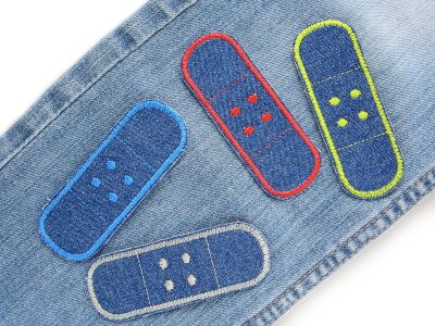 Jeans Trostpflaster Set auf Kinderhose oder Jeans aufgebügelt, blauer Jeansstoff 8,5 x 3 cm mit vier Umrandungsfarben, Pflasterflicken Kinderhosen reparieren handmade Berlin Piratenbande
