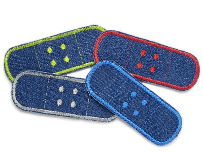 Set Flicken Trostpflaster, Pflaster Jeansflicken zum aufbügeln, 4 Farben – 4er Set Jeans Trostpflaster 8,5 x 3 cm aus blauem Jeansstoff mit vier verschiedenen Umrandungsfarben, Hosenpflaster Bügelflicken handmade Berlin