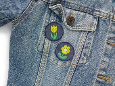 Mini Blumen Patches mit aufgestickter gelber Blume & Tulpe aus dunkelblauem Jeansstoff, als Accessoire oder kleine Bügelflicken für die Jeans, Ø 4 cm, handmade Berlin