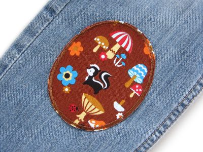 Waldfreunde-Knieflicken auf Kinderhose aufgebügelt, brauner Baumwollcanvas 8 x 10 cm mit buntem Waldtier-Allover-Muster Igel Hase Eichhörnchen, Bügelflicken Kinderhosen reparieren Piratenbande Berlin