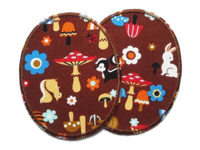 2 Waldfreunde-Knieflicken aus braunem Baumwollcanvas mit buntem Allover-Muster aus Igeln Hasen Eichhörnchen Dachsen Pilzen und Blumen, jeweils 8 x 10 cm, ovale Bügelflicken für Kinderhosen handmade Berlin