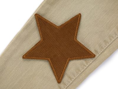 Brauner Stern-Cordflicken auf Hose aufgebügelt, Baumwollcord 10 x 10 cm, Cord-Bügelflicken Hosenflicken Kinderhosen reparieren Piratenbande Berlin