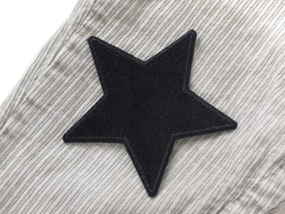 Schwarzer Stern-Cordflicken auf Cordhose aufgebügelt, Baumwollcord 10 x 10 cm, Cord-Bügelflicken Hosenflicken für Kinderhosen reparieren Piratenbande Berlin