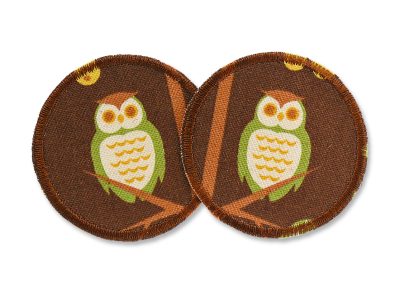 2 Waldeulen-Bügelflicken aus braunem Baumwollcanvas mit Grün-braunen Eulen, jeweils Ø 6,5 cm, runde Knieflicken für Kinderhosen zum Aufbügeln handmade Berlin
