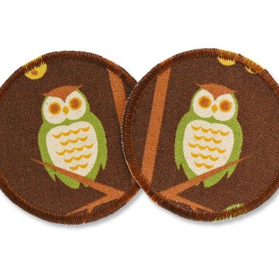 2 Waldeulen-Bügelflicken aus braunem Baumwollcanvas mit Grün-braunen Eulen, jeweils Ø 6,5 cm, runde Knieflicken für Kinderhosen zum Aufbügeln handmade Berlin