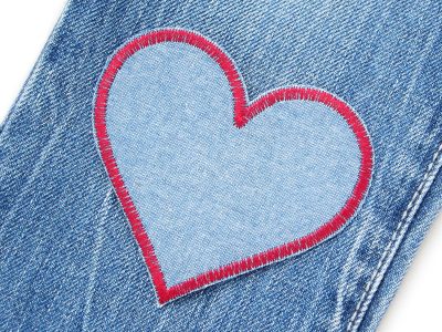 Herz Jeansflicken mittelblau mit dunkelroter Umrandung auf Jeanshose aufgebügelt, 8,5 x 8 cm, Herz-Hosenflicken Kinderhosen reparieren mit Bügelflicken Piratenbande Berlin