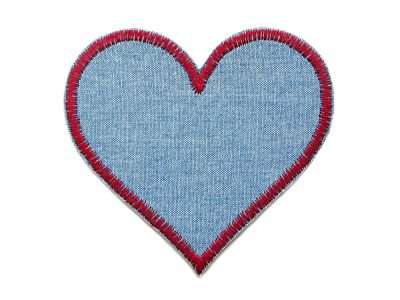 Herz Jeansflicken blau-rot, Herz Flicken zum aufbügeln – herzförmiger Knieflicken 8,5 x 8 cm aus mittelblauem Jeansstoff mit dunkelroter Garnumrandung, Bügelflicken herz Aufnäher handmade Berlin