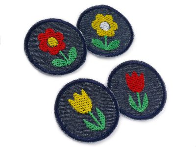 Nahaufnahme Mini Patches rote und gelbe Blumen Tulpen, dunkelblauer Jeansstoff Ø 4 cm mit gestickter roter und gelber Blüte, Mini-Bügelflicken handmade Berlin Piratenbande