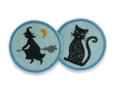 2 runde Bügelpatches aus hellblauem Jeansstoff mit gestickter schwarzer Hexe und schwarzer Katze, Durchmesser jeweils 5,5 cm, perfekt als Accessoire für Halloween oder als Flicken für Löcher in Kinderhosen, handmade in Berlin