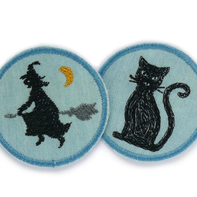 2 runde Bügelpatches aus hellblauem Jeansstoff mit gestickter schwarzer Hexe und schwarzer Katze, Durchmesser jeweils 5,5 cm, perfekt als Accessoire für Halloween oder als Flicken für Löcher in Kinderhosen, handmade in Berlin