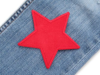 Roter Stern-Cordflicken auf Jeanshose aufgebügelt, Baumwollcord 10 x 10 cm, Cord-Bügelflicken Hosenflicken Kinderhosen reparieren Piratenbande Berlin